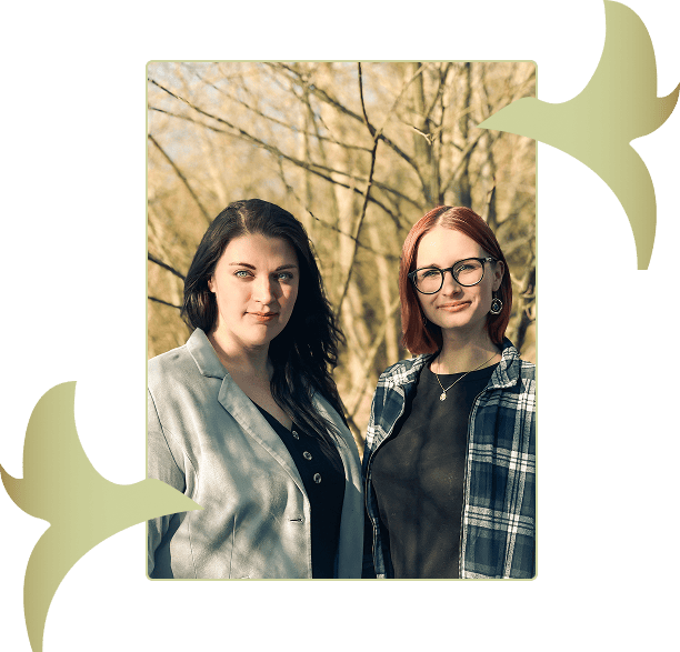 Anna Hartz und Karolin Jahn von der Jugendhilfe Enya im dichten Wald